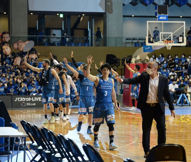 チャンピオンシップ準決勝進出を決め、ファンに感謝を伝える島根スサノオマジックの監督、選手＝松江市学園南１丁目、市総合体育館