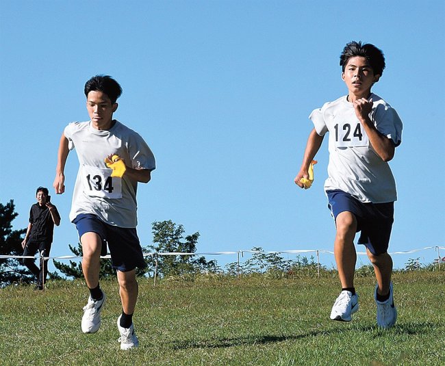 クロスカントリーコースを懸命に走る選手たち＝大田市三瓶町