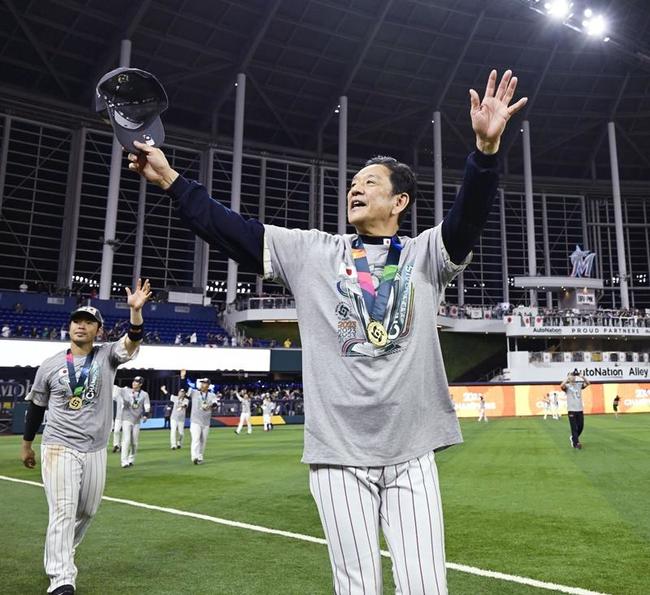 ＷＢＣで優勝を果たし、観客に手を振る栗山英樹監督＝３月２２日、マイアミ（共同）