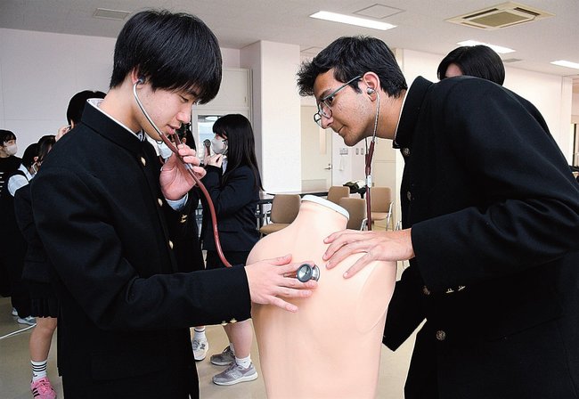 聴診を体験する生徒たち=出雲市塩冶町、島根大医学部