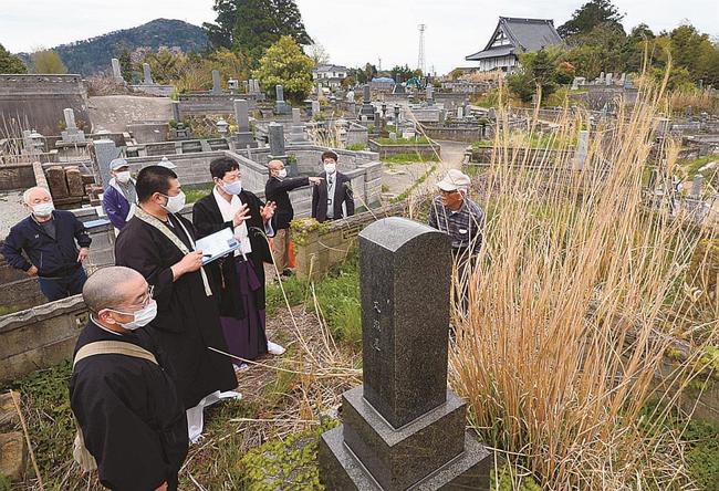 管理が行き届かなくなった墓を調べる大城墓地環境整備協議会のメンバー
