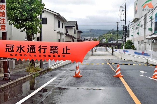 冠水し、通行止めとなったＪＲ山陰線をくぐるアンダーパス＝松江市玉湯町湯町、２０２１年７月７日（資料）