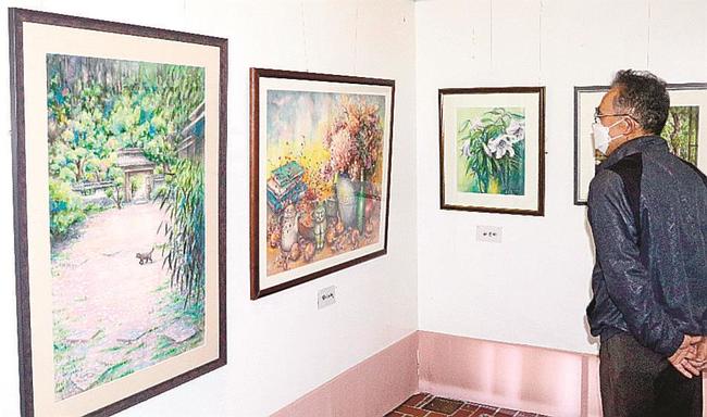 小山美代子さんの作品に見入る来場者＝松江市玉湯町玉造、出雲玉作資料館