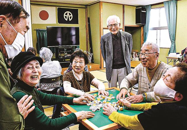 マージャンを楽しむ住民たちと、その様子を見守る高橋博会長（左から４人目）＝松江市淞北台