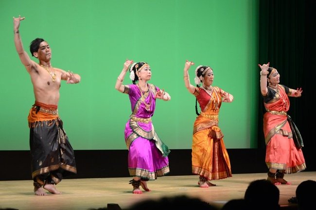 演目「プシュパンジャリ」を演じるアムリッタ・ダンス・カンパニー＝鳥取市扇町、鳥取県民ふれあい会館
