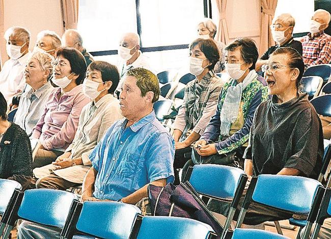 呼吸や口角を意識しながら発声に挑戦する参加者＝島根県邑南町山田、出羽公民館