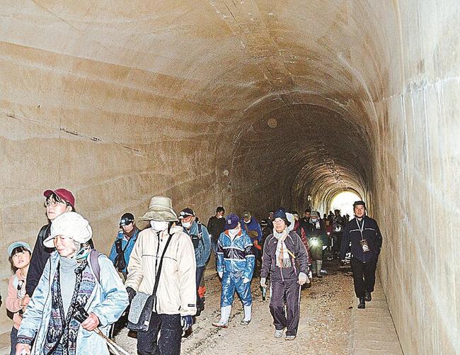 下長屋トンネル内部の散策を楽しむ参加者＝浜田市内
