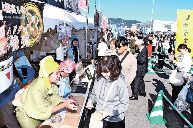 購入者に投票を呼びかける出展者（左）＝境港市竹内団地、境夢みなとターミナル駐車場