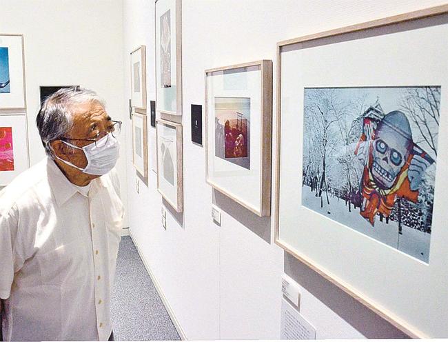 展示された奈良原一高さんの作品を眺める新美虎夫代表＝松江市袖師町、島根県立美術館