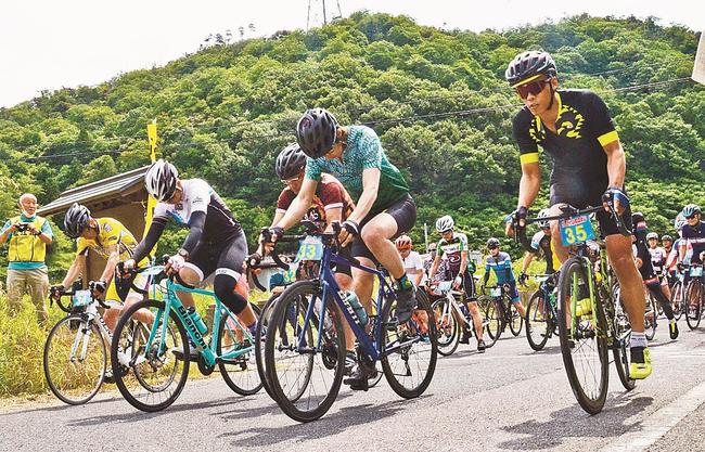 力強いスタートを切る参加者たち＝松江市東持田町