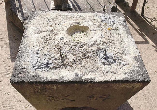 セメントのようなもので埋められる細工を加えられた献花用の鉢＝１８日、広島市
