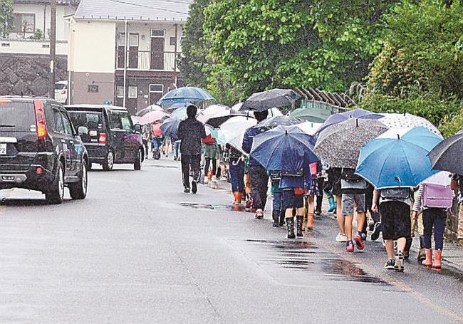 集団で下校する川津小学校の児童たち＝松江市西川津町