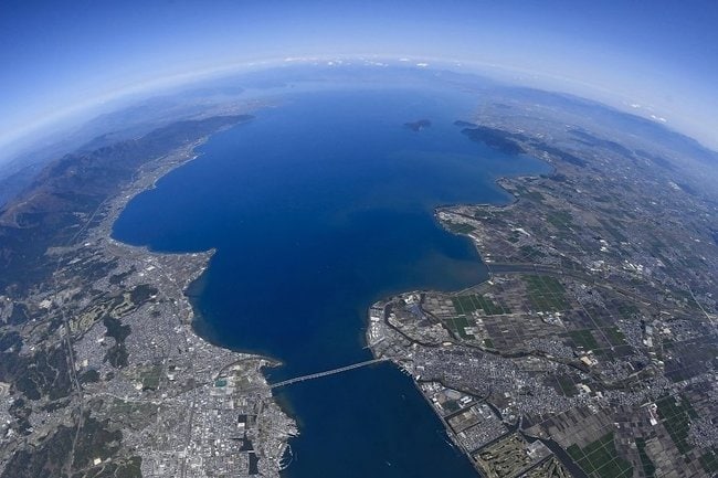 滋賀県の琵琶湖（中央）。固有種を含め多様な生き物が暮らしている＝２０２３年４月（共同通信社ヘリから、魚眼レンズ使用）