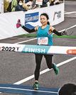 女子総合１位でゴールに飛び込む筒本恭実選手＝松江市学園南１丁目、市総合体育館