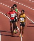 第４０回全国中学校陸上競技選手権大会で１００メートルを走った直後のサニブラウン（左）と花田達也さん（右）＝２０１３年、「Athlete Tube for Tokyo Olympic 2020」提供