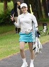 カメラに向かってピースをする選手＝大山平原ゴルフクラブ