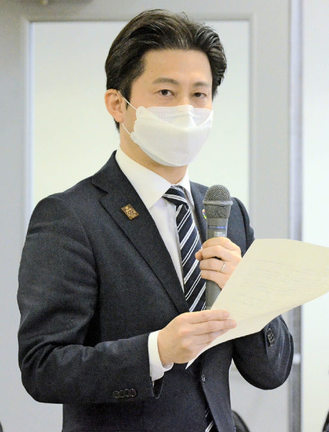 松江市議会全員協議会で、中国電力島根原発２号機の再稼働に同意すると表明した上定昭仁市長＝松江市末次町、市役所