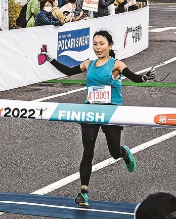 女子総合１位でゴールに飛び込む筒本恭実選手＝松江市学園南１丁目、市総合体育館