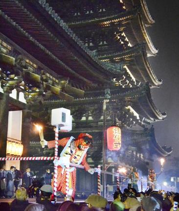 興福寺で行われている節分の伝統行事「追儺（ついな）会」＝奈良市（２０１４年撮影）