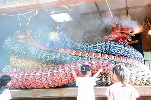 大蛇が口から火を噴く演出。細川勝三が考案した＝浜田市三隅町三隅、三隅神社