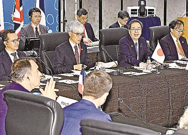 Ｇ７交通相会合の閣僚会合で、発言する斉藤国交相（右から２人目）＝１８日午前、三重県志摩市