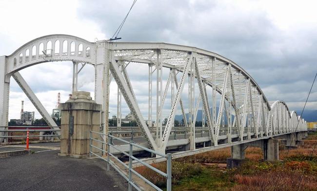 1929年に建築され、米子市のシンボルとして親しまれる日野橋。この橋があるのが「車尾」
