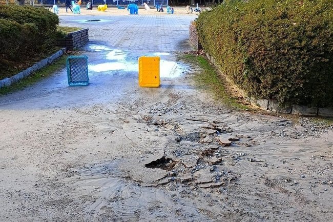 液状化した地面＝6日午後1時50分、米子市西町、湊山公園