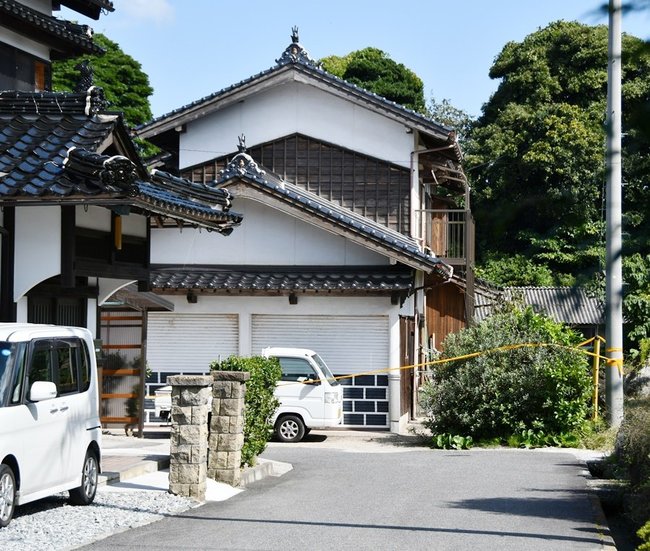 規制線が張られた現場の住宅(11日午前11時13分撮影)=鳥取県大山町高田