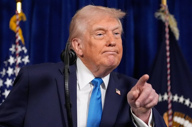 米フロリダ州の私邸で記者会見するトランプ大統領=3日(AP=共同)