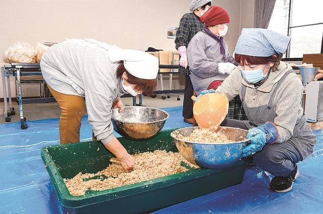 みそ造りに取り組むいずは味研究会のメンバー＝島根県邑南町山田