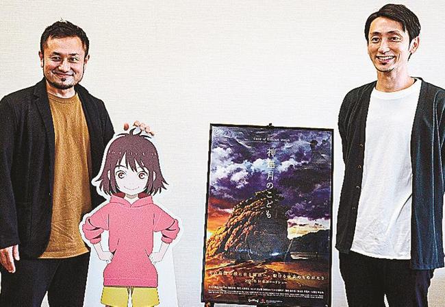 海外での上映や舞台あいさつを前に、思いを語る三島鉄兵さん（左）と四戸俊成さん＝松江市末次町、松江市役所