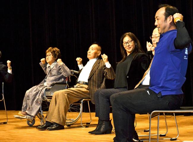 フレイル予防の「ネギトレ」を体験する宮川花子さん（左）、大助さん（左から２人目）＝２月24日、米子市末広町の市文化センター