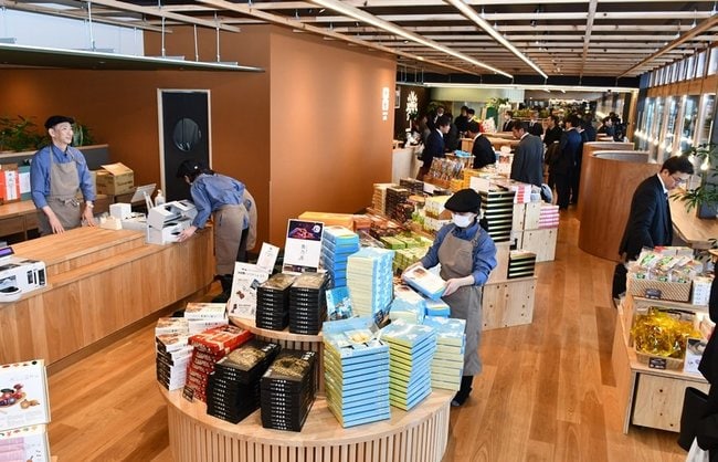 土産物などが販売される「なぎの木テラス」マーケットゾーン＝江津市後地町