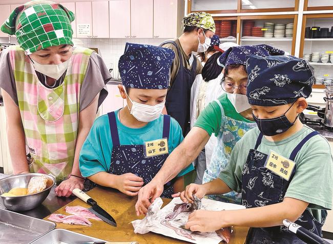 ケンサキイカをさばく参加者＝浜田市野原町、市総合福祉センター