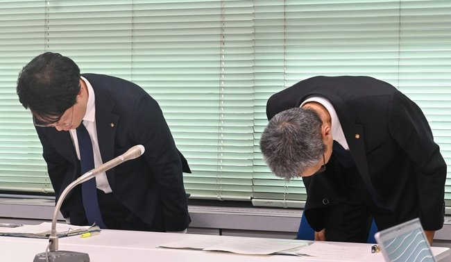 謝罪する大下弘之総務課長（右）と宇治郷将大財政課長＝松江市殿町、島根県庁