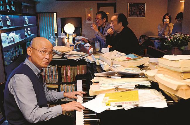 洋楽の名曲を奏でるマスターの阿式一夫さん＝松江市末次本町、バー・ピアノ