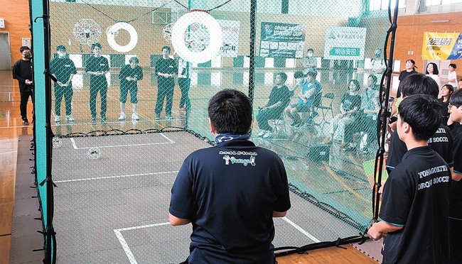 ドローンを操作して互いのゴールを狙う選手たち=米子市皆生3丁目、米子サン・アビリティーズ