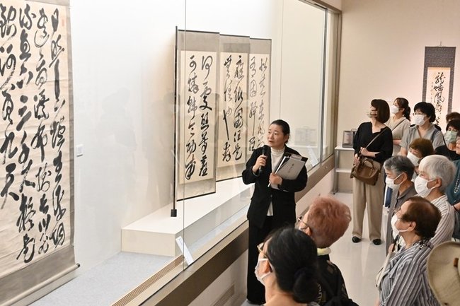 児玉玉立の作品を鑑賞する来館者＝米子市中町、市美術館