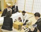 将棋の女流タイトル獲得数を通算43期とした里見香奈女流名人（奥）＝７日、千葉県野田市（日本将棋連盟提供）