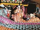２０１９年、衣装を着て「ＯＲＯＣＨＩ」のミュージックビデオの撮影に励む池端克章さん（中央）