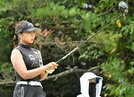 片目で狙いを定める＝2日、大山平原ゴルフクラブ