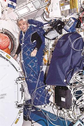 ねぶくろに入る宇宙飛行士の若田光一さん（ＪＡＸＡ／ＮＡＳＡ提供）