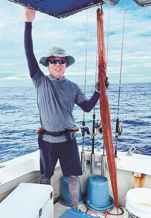 巨大なアカヤガラを釣り上げた稲田明伸さん＝島根半島沖