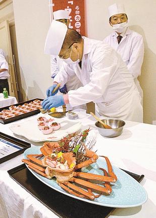 ベニズワイガニを使ったすしを提供する華水亭の担当者＝米子市皆生温泉４丁目、皆生グランドホテル天水