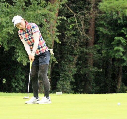 ６アンダーで単独トップに立った坂下莉翔子＝大山平原ゴルフクラブ