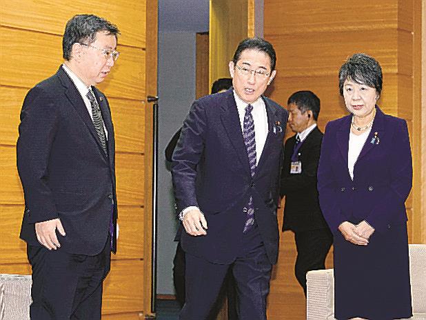 閣議に臨む岸田首相（中央）と松野官房長官（左）ら＝８日午前、首相官邸