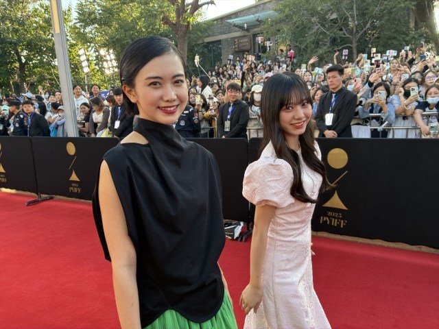 「第9回平遥国際映画祭」レッドカーペットを歩く映画『恋愛裁判』小川未祐、仲村悠菜（私立恵比寿中学）