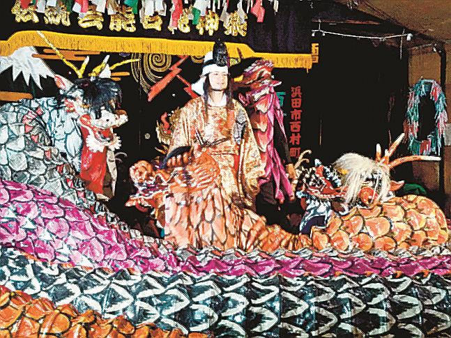 ２０１９年、衣装を着て「ＯＲＯＣＨＩ」のミュージックビデオの撮影に励む池端克章さん（中央）