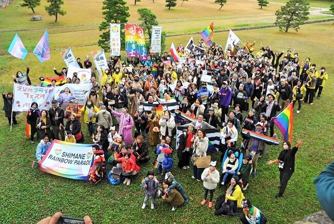 松江城の敷地内に到着し、パレード開催を祝福する参加者