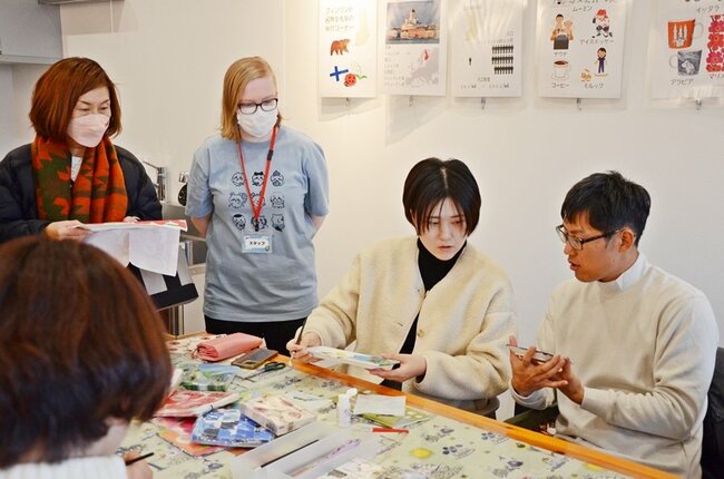 国際交流員のミラ・ホヴィさん（左から２人目）が見守る中、熱心にトレーを装飾する参加者＝出雲市今市町北本町４丁目、ＥＮｎｏＺＡ